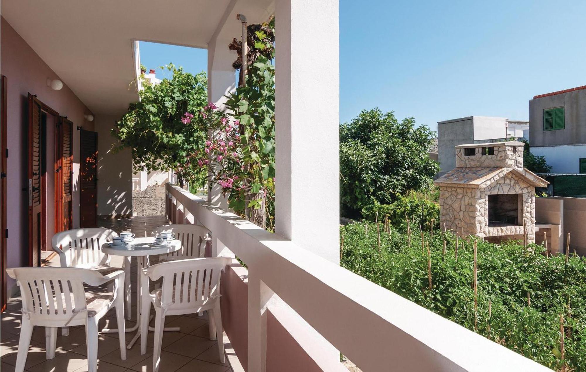 2 Bedroom Awesome Apartment In Pag Pag Town Εξωτερικό φωτογραφία