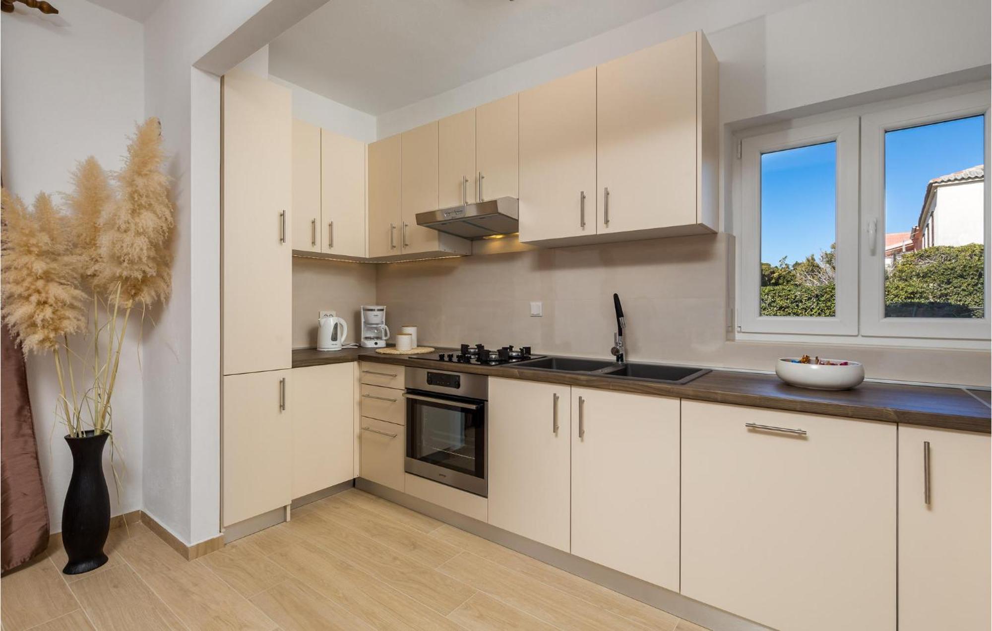 2 Bedroom Awesome Apartment In Pag Pag Town Εξωτερικό φωτογραφία